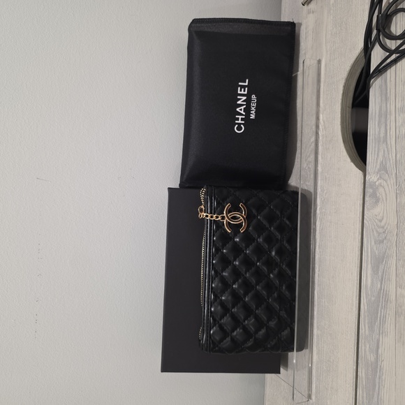 Chanel Black Quilted Women's zipper Wrislet/ Pouch. GWP - Picture 3 of 7
